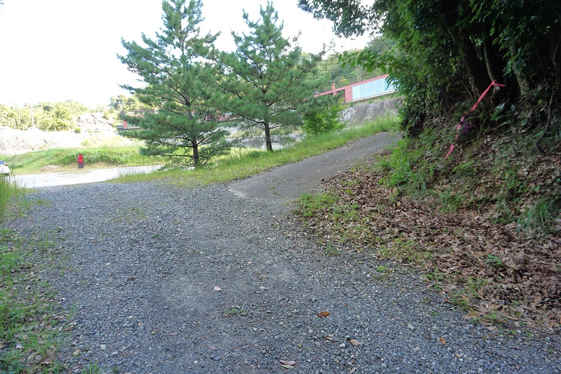 まっすぐ進むと駐車場、右手の道を進むと店舗横に車で行けます