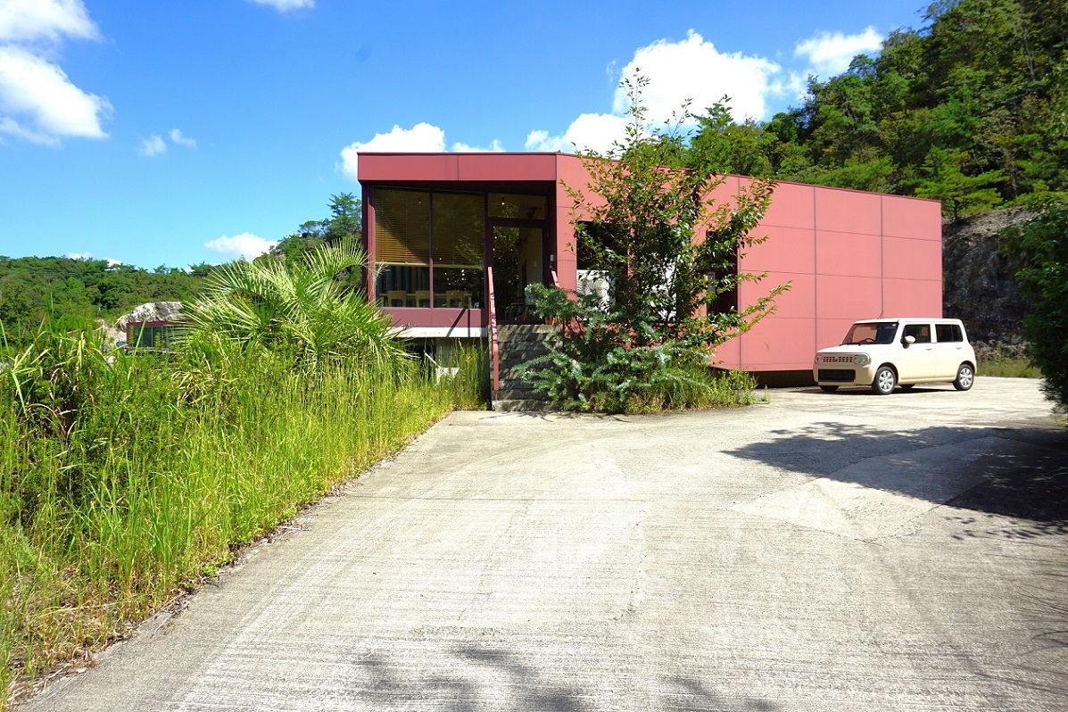 店舗裏側駐車場