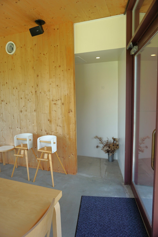 トイレは店舗奥にあります