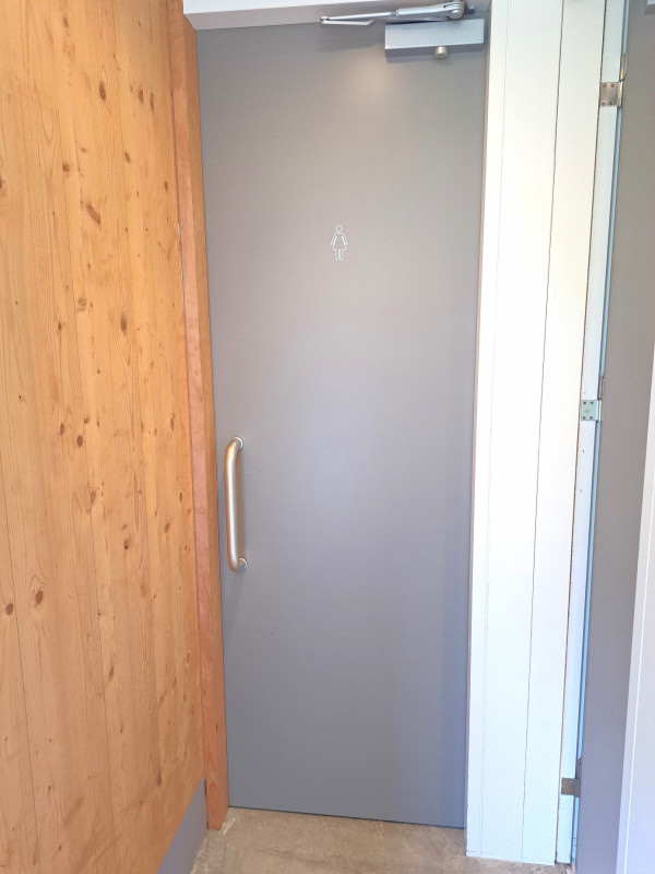 女性用トイレ出入口