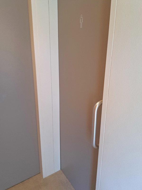 男性用トイレ出入口