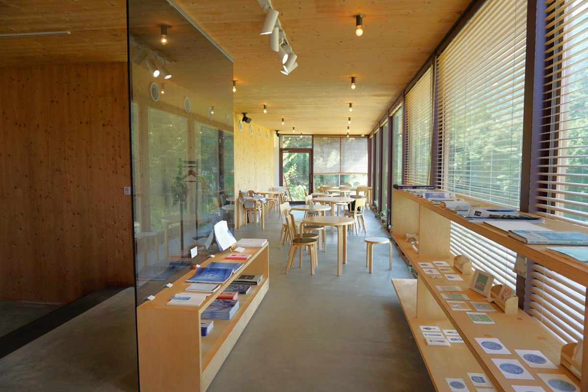 出入口からカフェへはフラットです