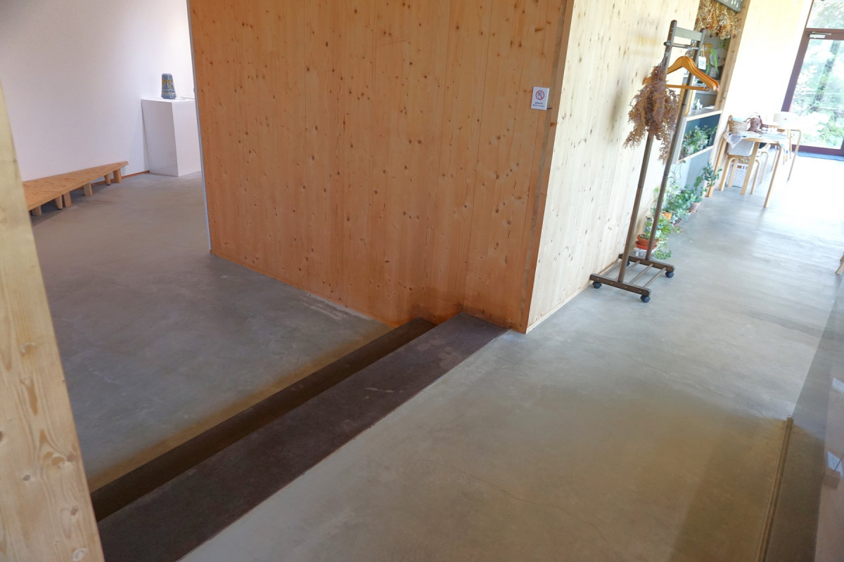 ギャラリーからカフェへは段差が2段あります。