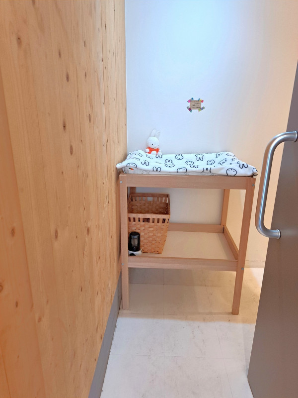 女性用トイレにオムツ交換用ベビーベッドがあります