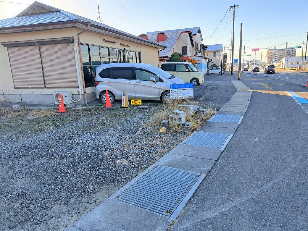 店舗から20メートルほど先の砂利スペースが第2駐車場です