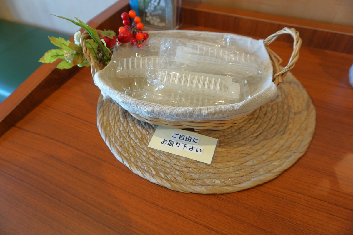 ブラシはフロント前にあります