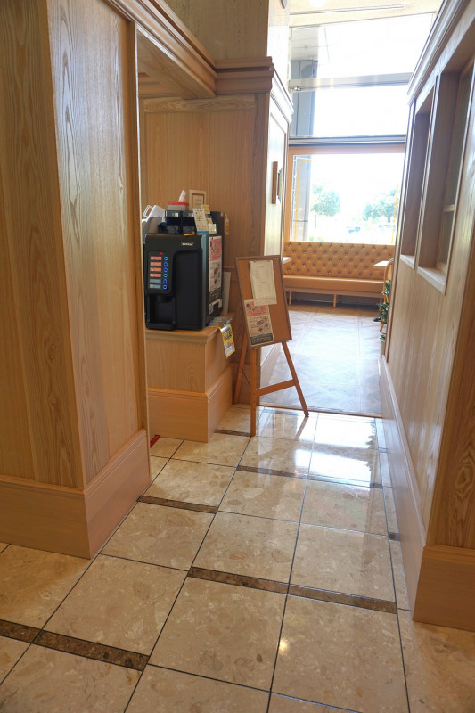 新聞社内からのカフェ入り口。少し段になってますがほぼフラットです。