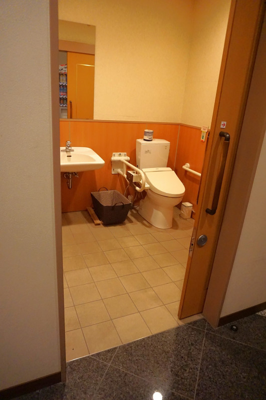 女性用トイレが車いす対応となってます