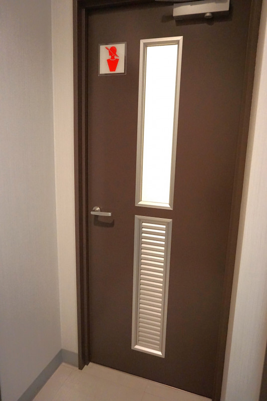 女性用トイレ入り口