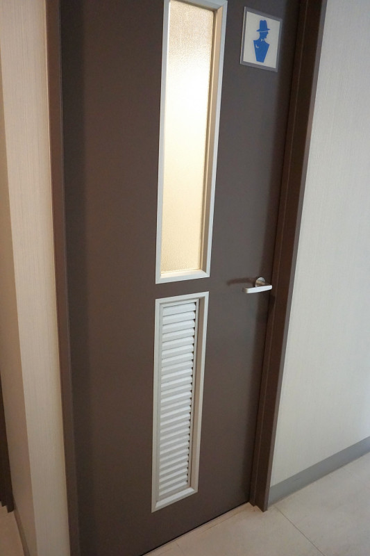 男性用トイレ入口