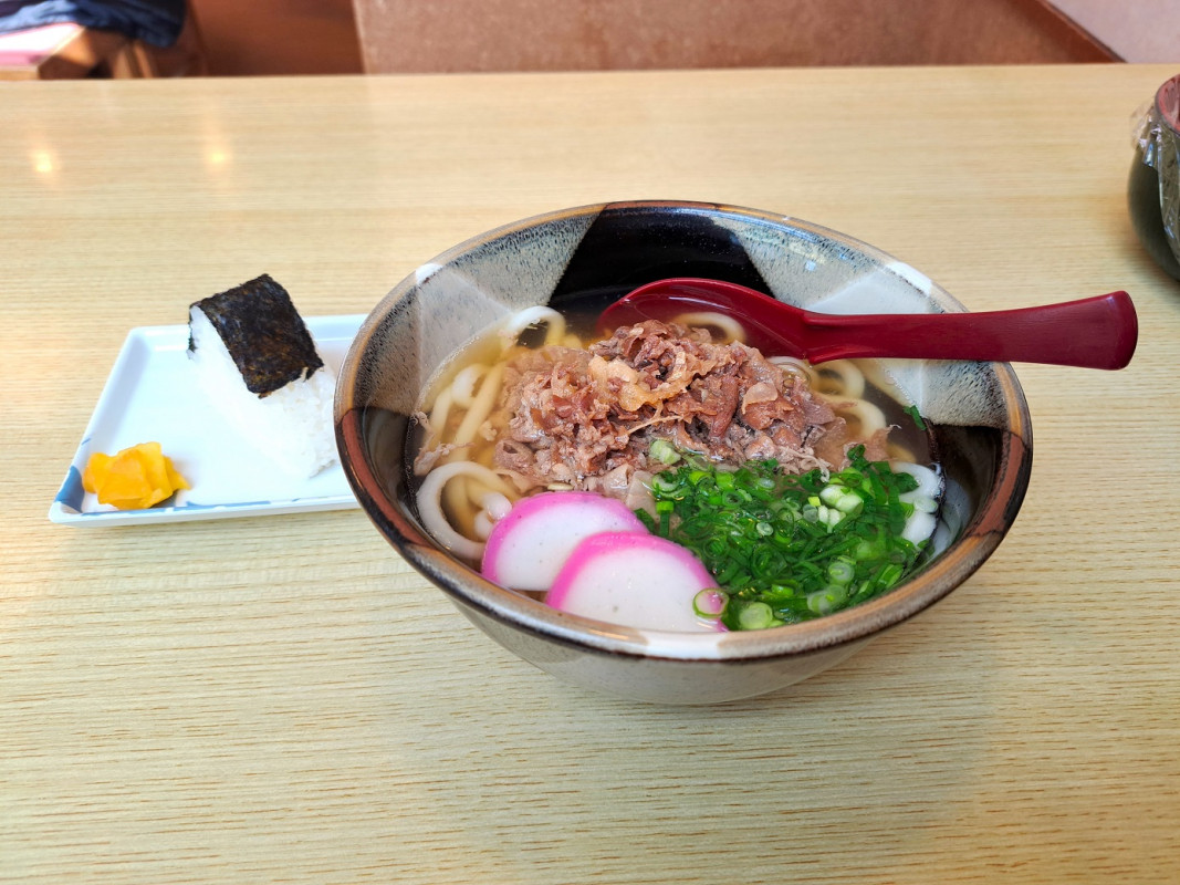 だしのしみ込んだ「肉うどん」