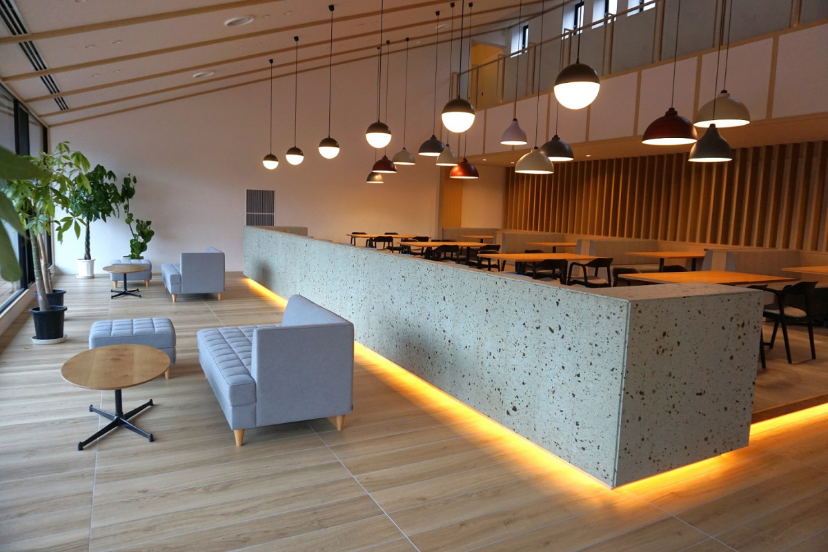 朝食会場。ソファ席はフラットです。