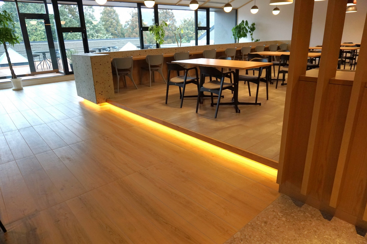 朝食会場。テーブル席へは段差があります。