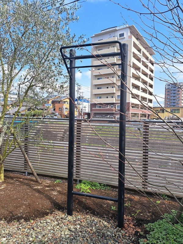 外にぶら下がり健康器あります。お気軽にぶら下がってください♪