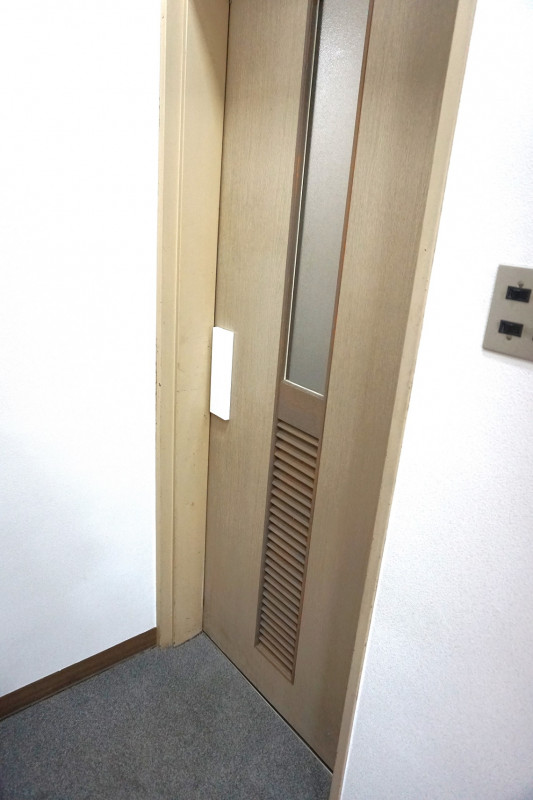 女性用トイレ出入口