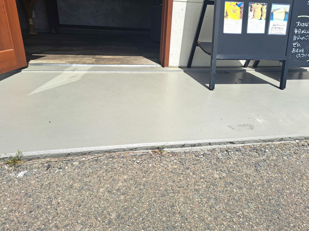 2センチほどの段差があります。お気を付けください。