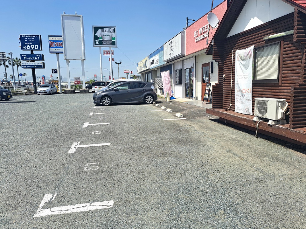 他の店舗さんの前には駐車しないでください