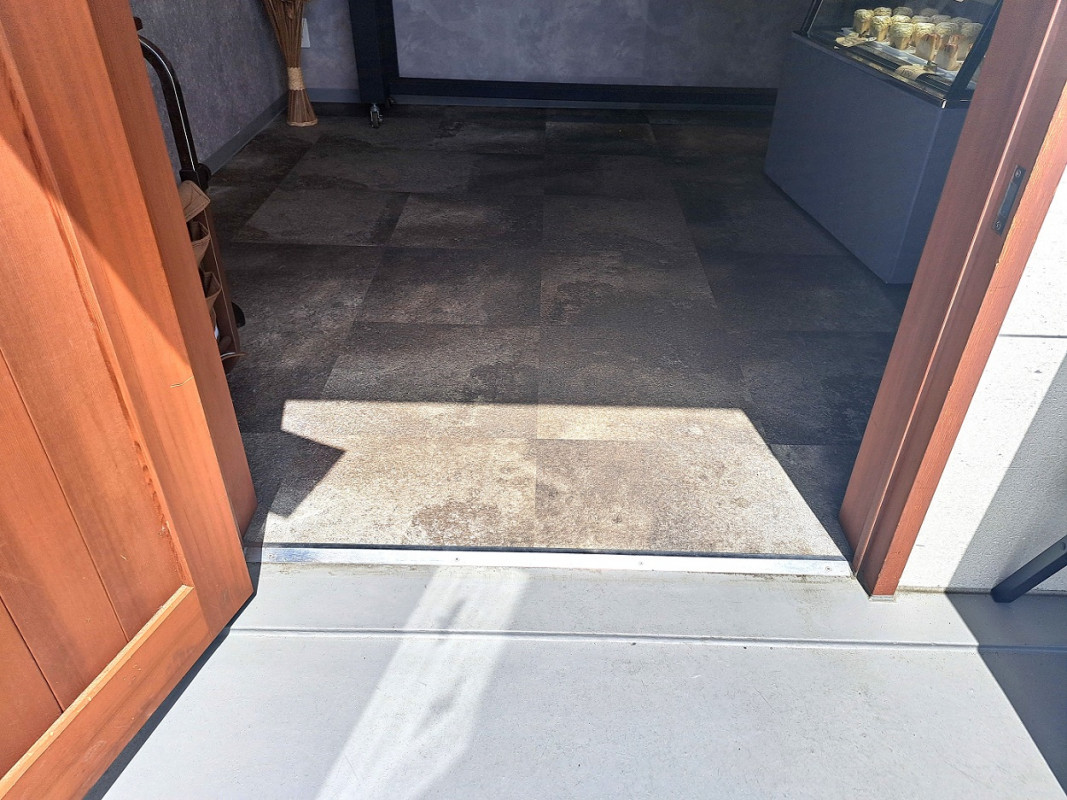 ドア前に1センチほどの段差あります