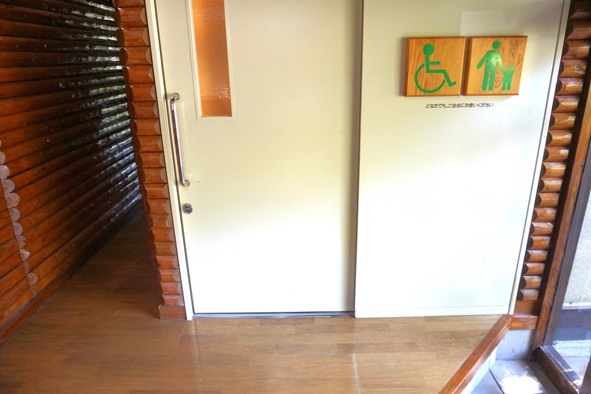 車いす対応トイレ出入口