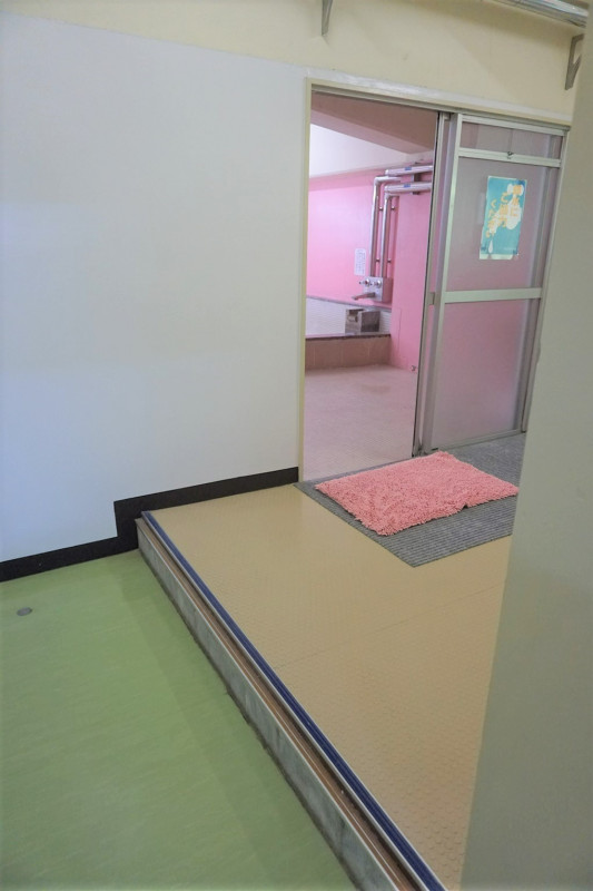 女性用浴室出入口