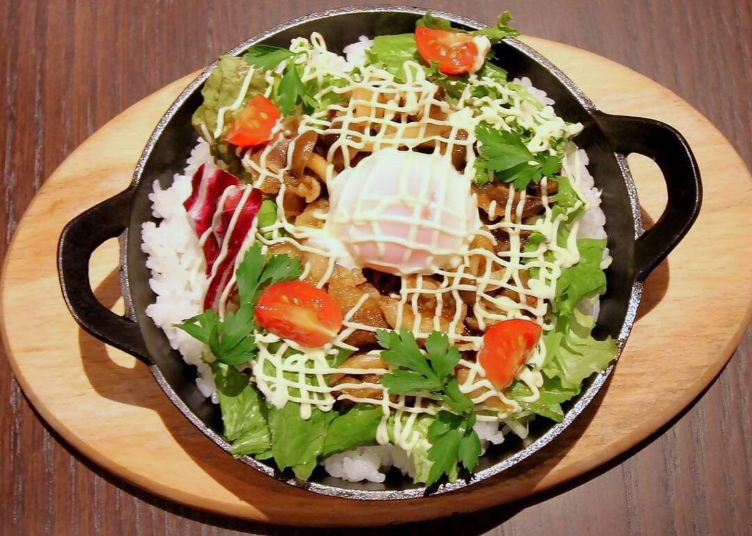 鉄鍋シシリアンライス　温玉のせ