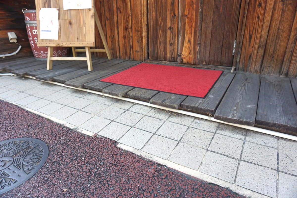 出入り口前に1段の段差があります
