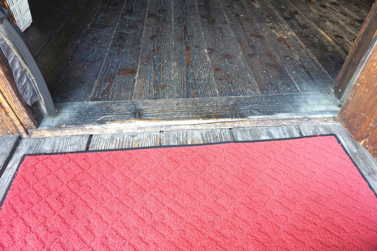 ドア開放時3センチほどの段があります