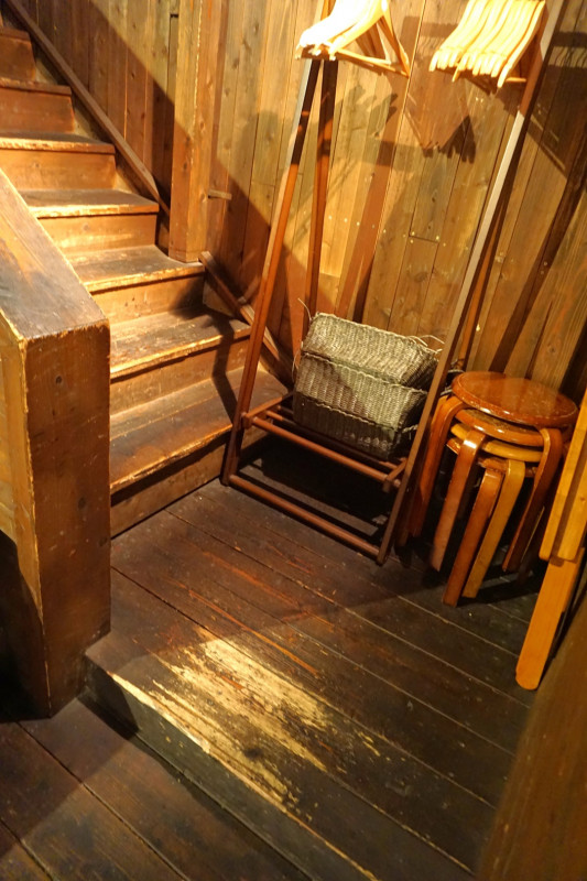 2階へは階段をご利用ください。エレベーターはありません。