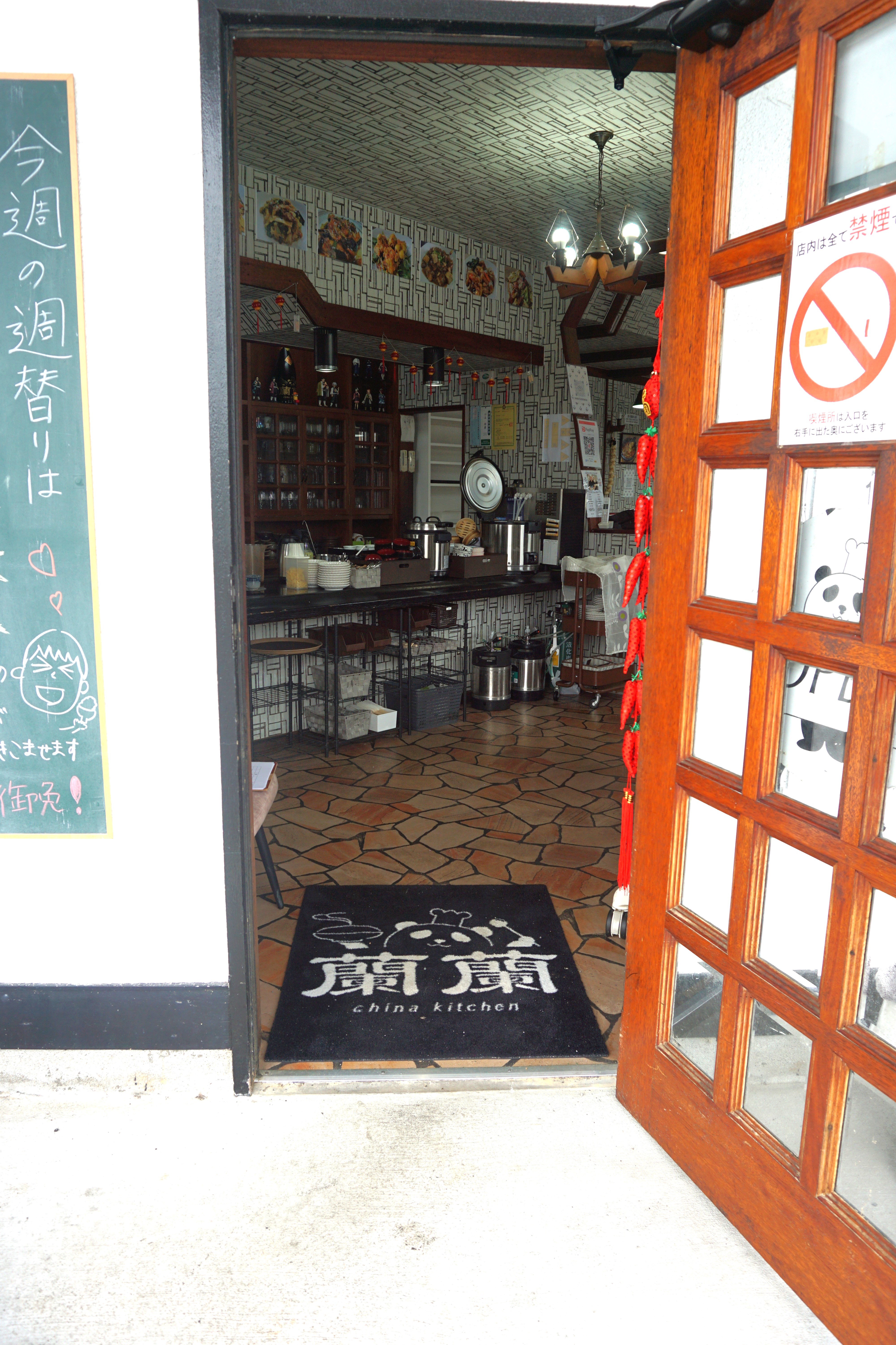 ドア開放時。外開きです。