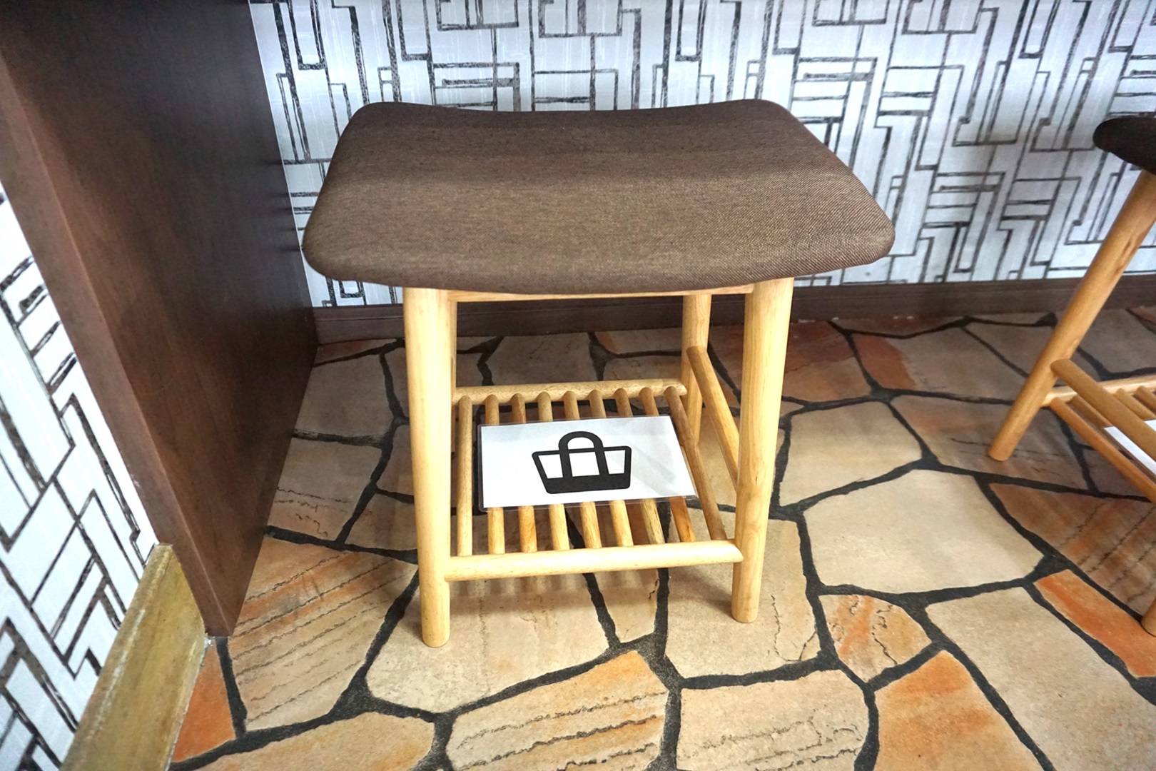 カウンター席の椅子の下は荷物が置けます