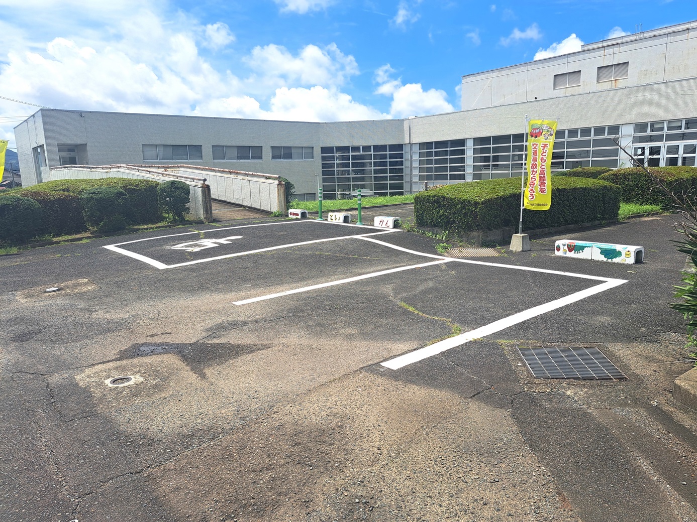 図書館側出入口近くの駐車場