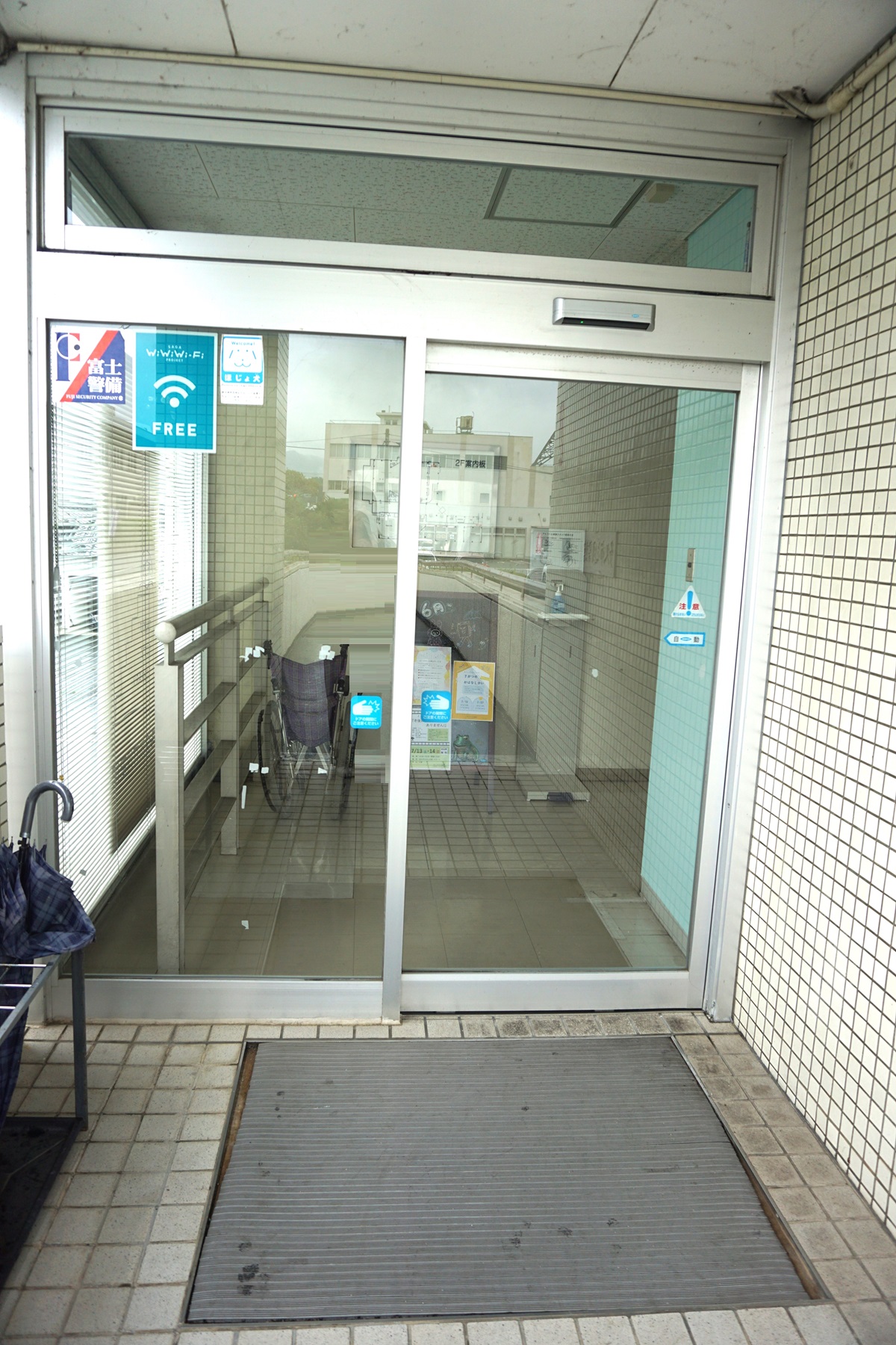 スロープを登ったところの出入口