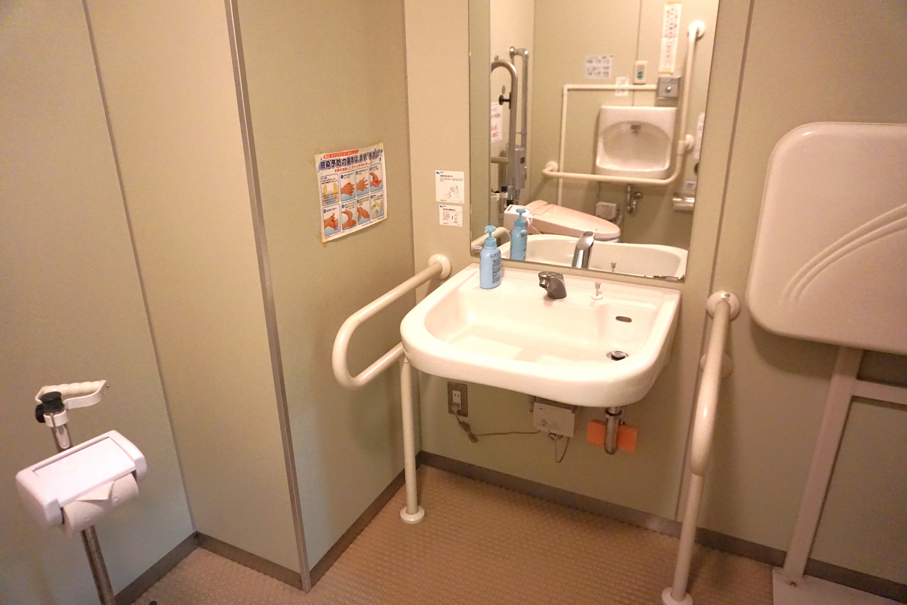 バリアフリートイレ内