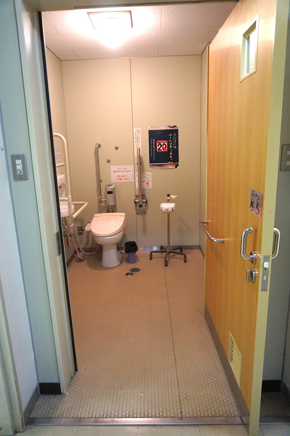 バリアフリートイレ内