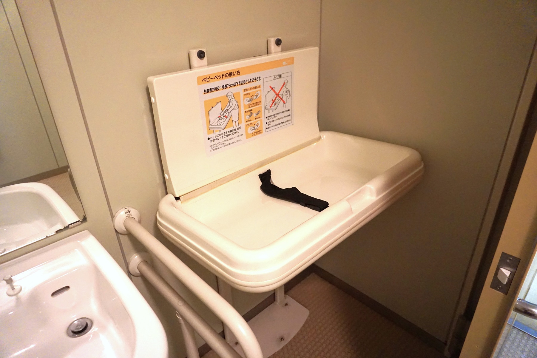 おむつ交換台はみんなのトイレ内にあります