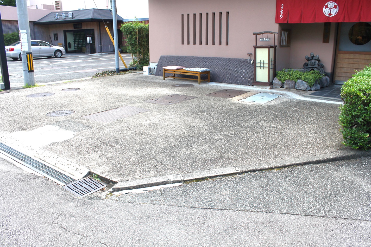 本館出入口前通路