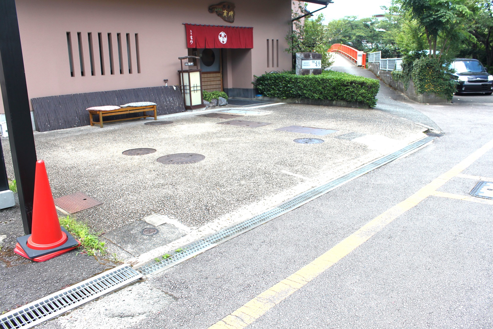 本館敷地内にも2台の駐車スペースがあります