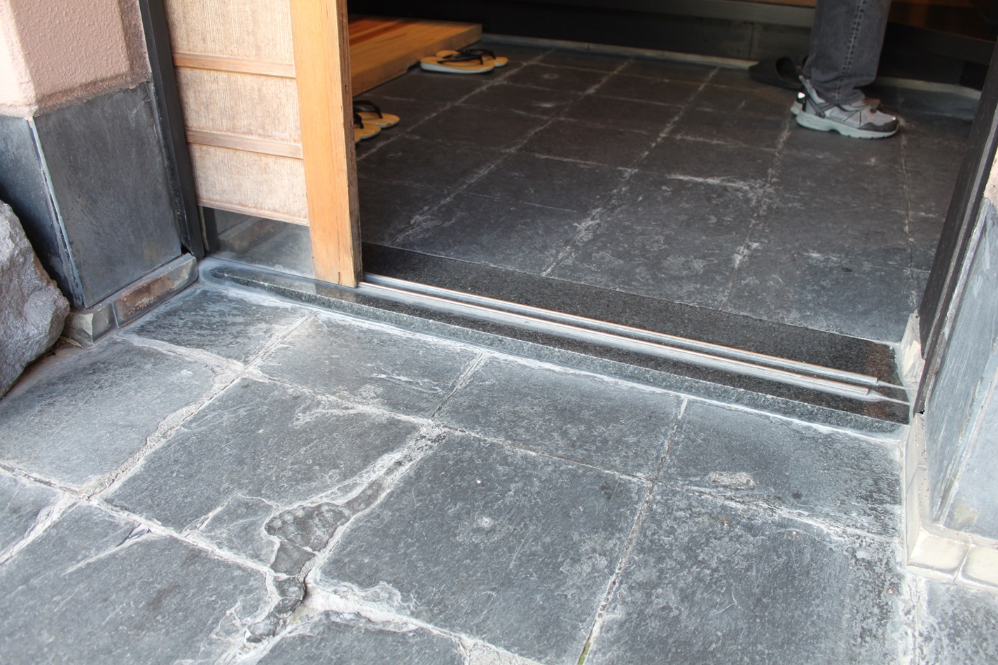 手動の引き戸です。敷居の段が3センチほどあります。