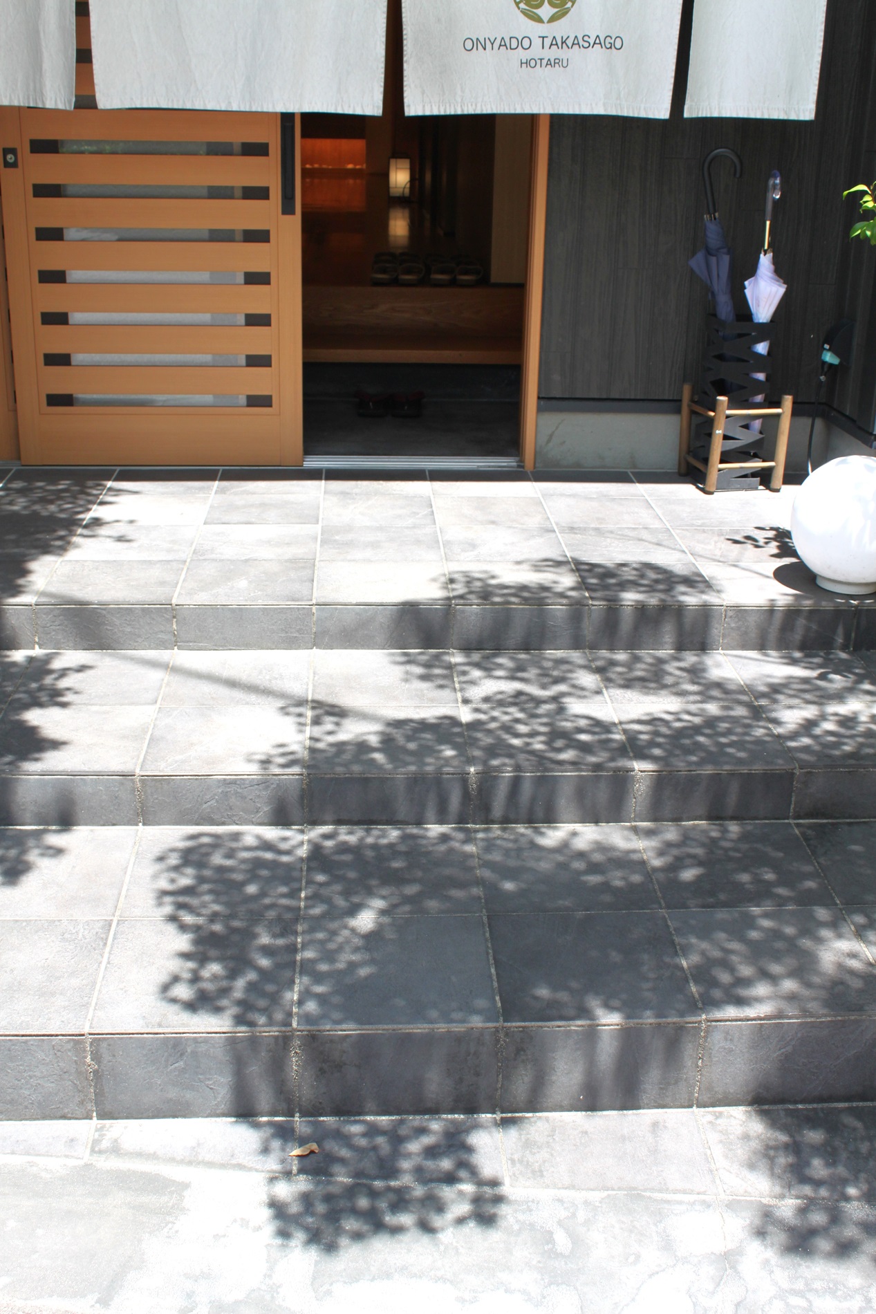 別館HOTARU出入口。階段が3段あります。