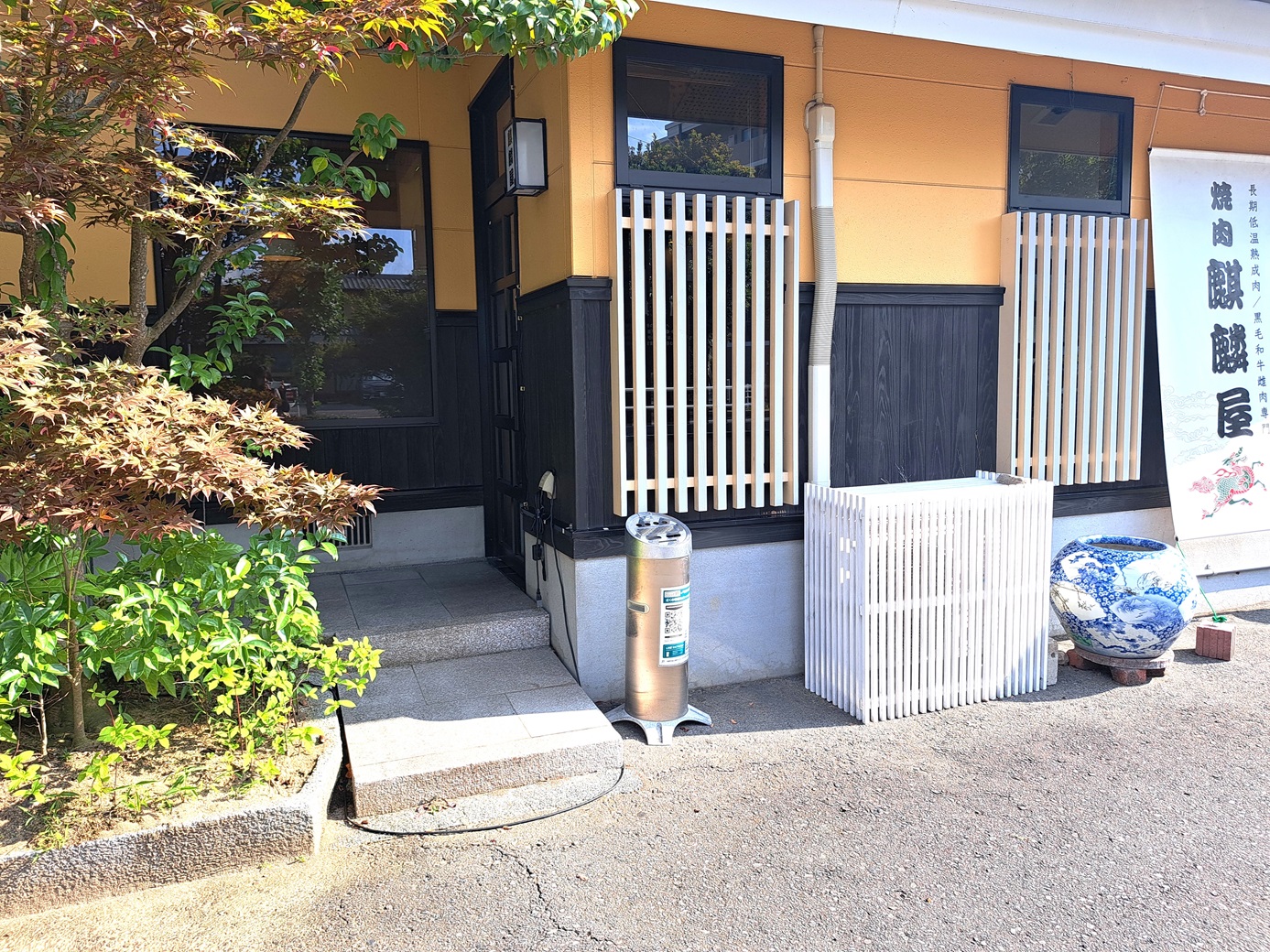 店舗正面向かって左の通路。2段の段差があります。