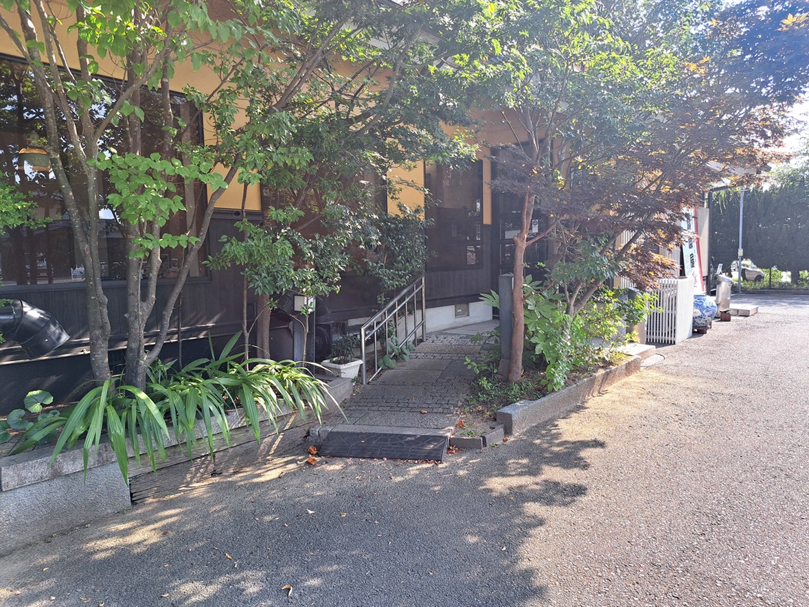 スロープは店舗正面向かって一番左側にあります