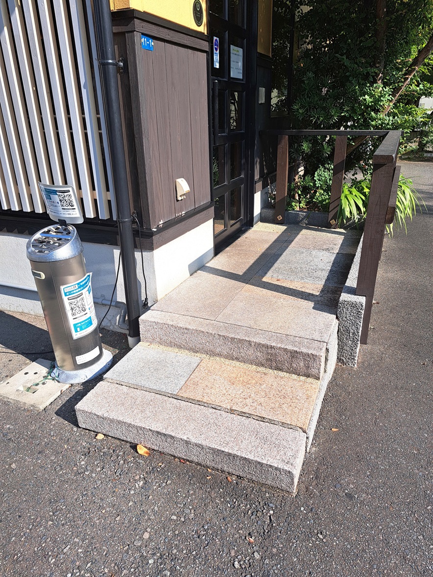 店舗正面向かって右側出入口