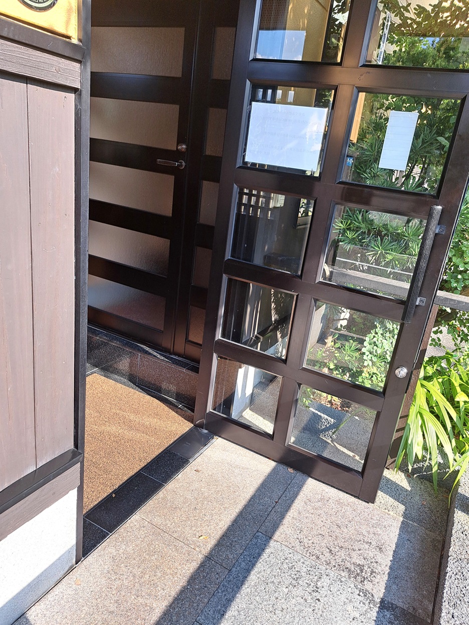 店舗正面向かって右側出入口