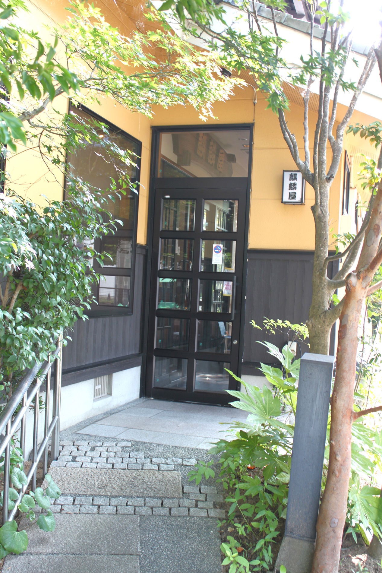 店舗正面向かって左側出入口