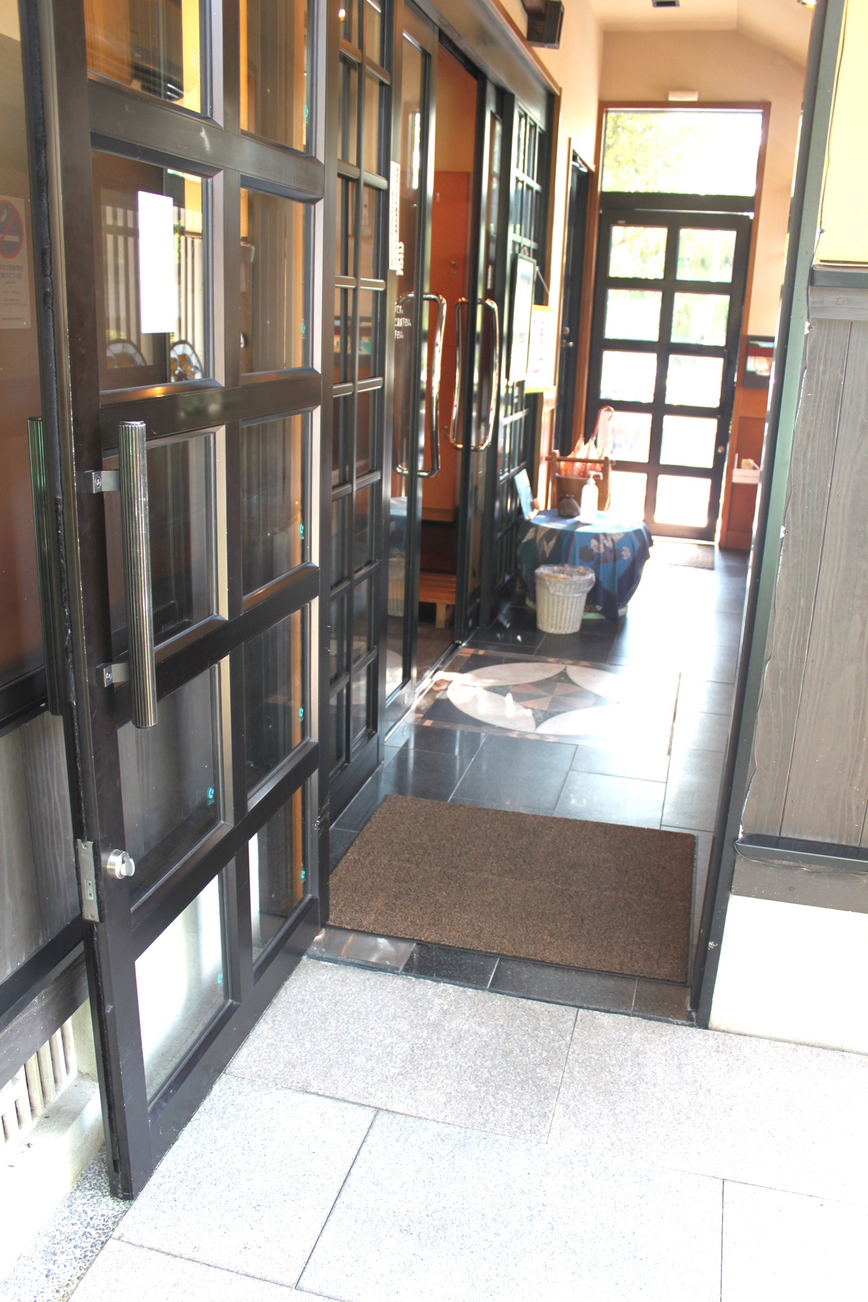 店舗正面向かって左側出入口