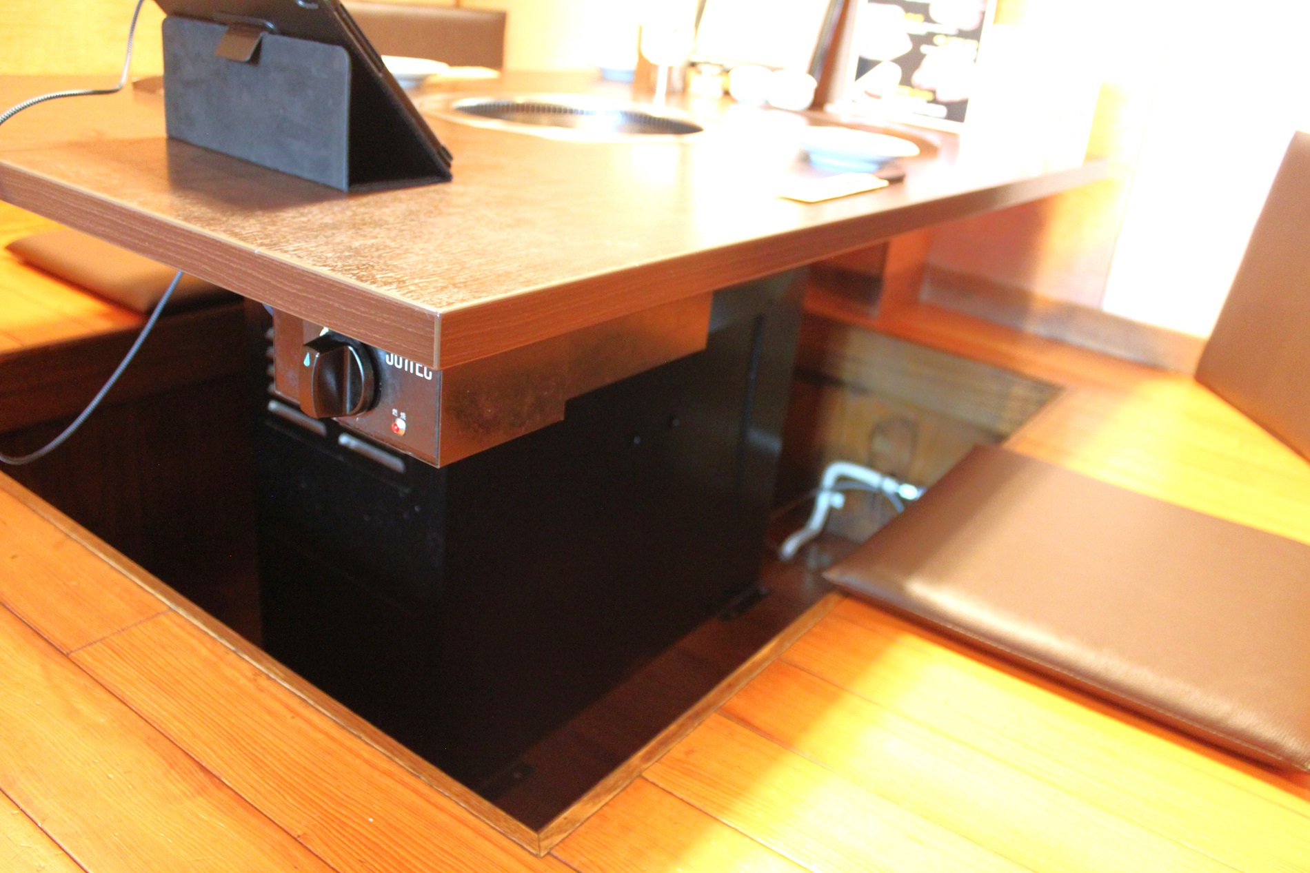 お席はすべて掘りごたつです