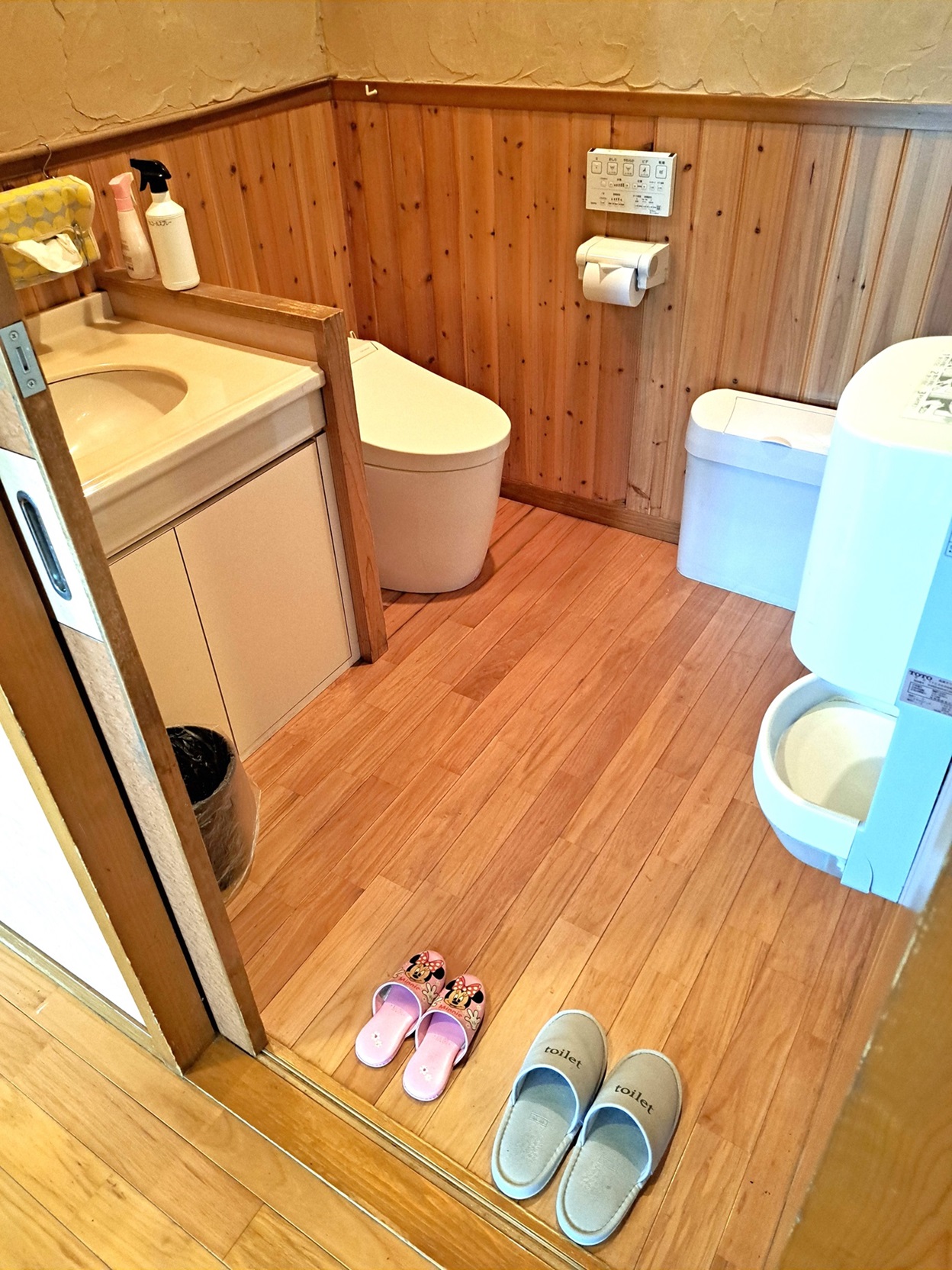 トイレにお子様用スリッパあります