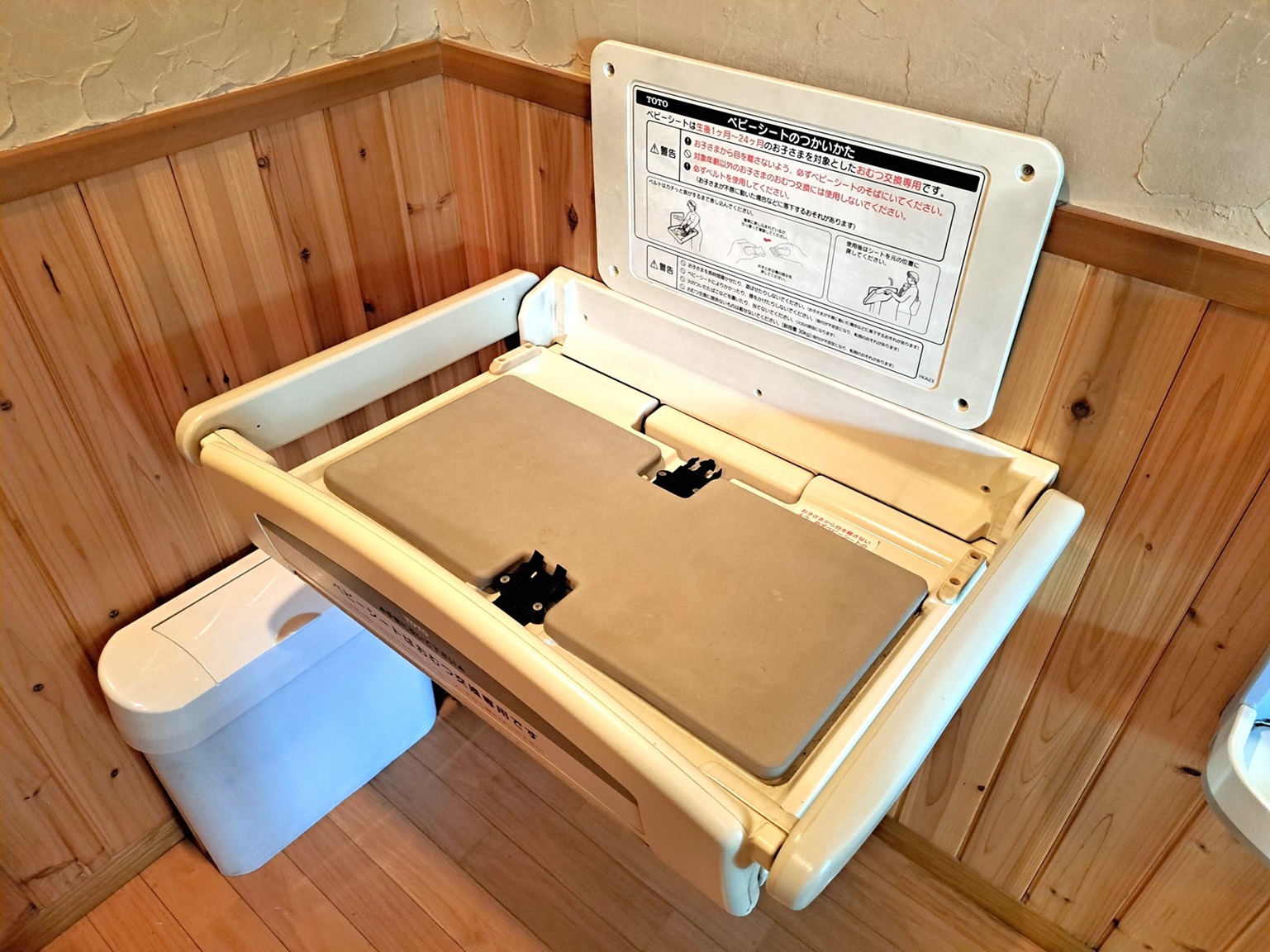 女性用トイレ内におむつ交換台あります
