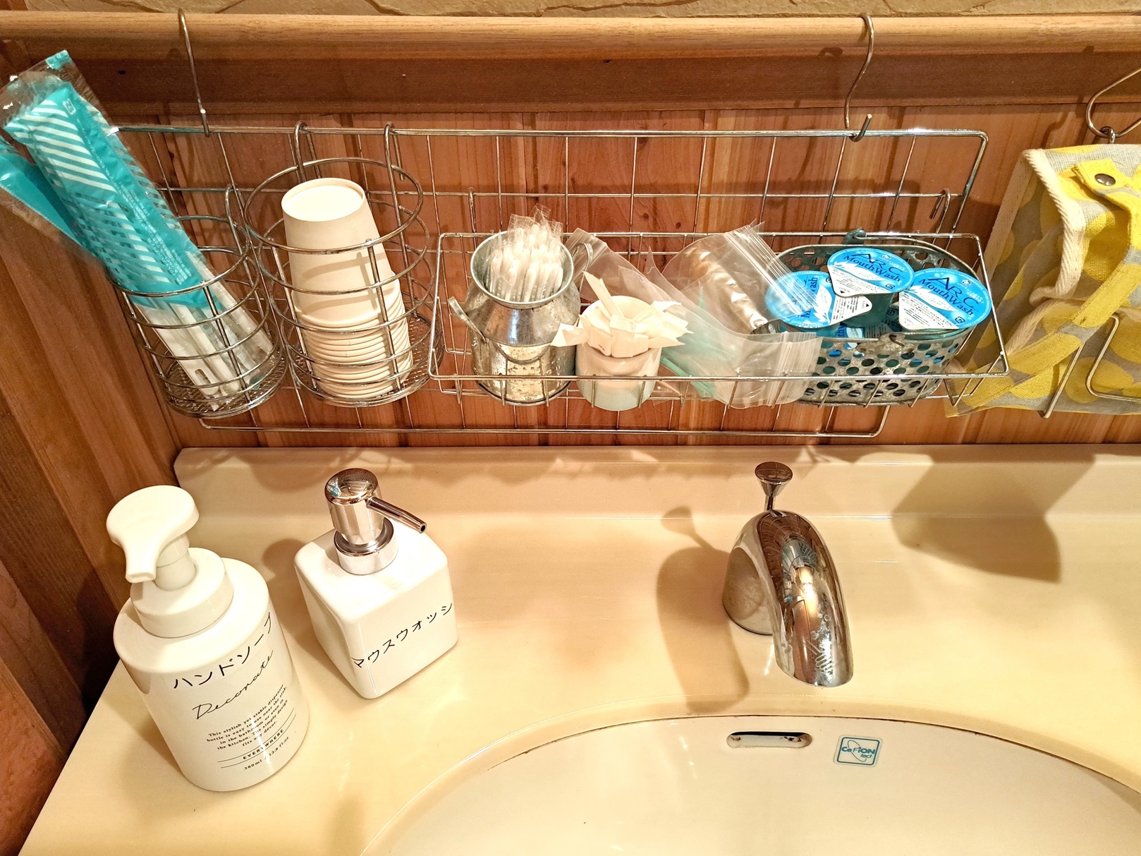 トイレ洗面台にエチケット用品そろってます