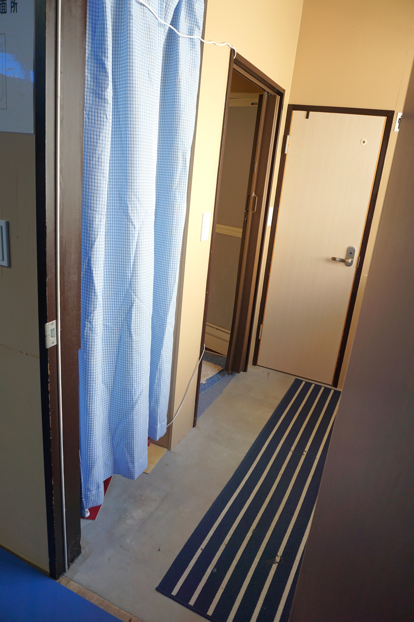 トイレは一番奥のドアです